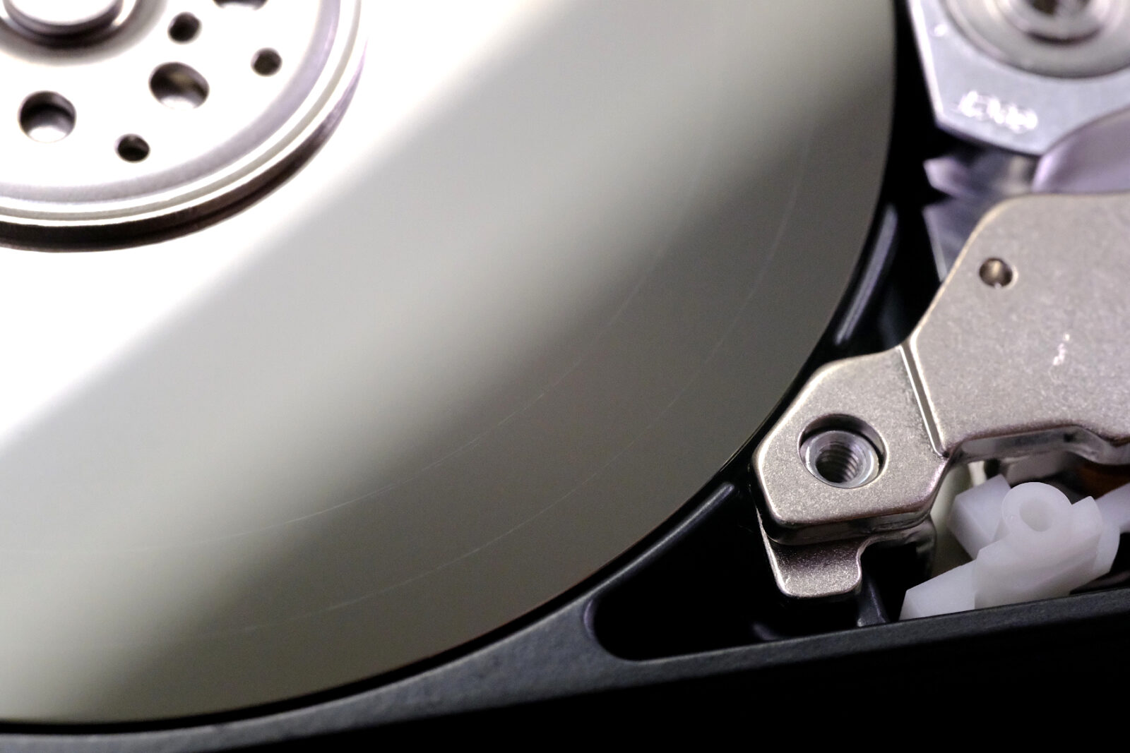 Kratzer einer Intel HDD Festplatte reparieren mit DATA REVERSE